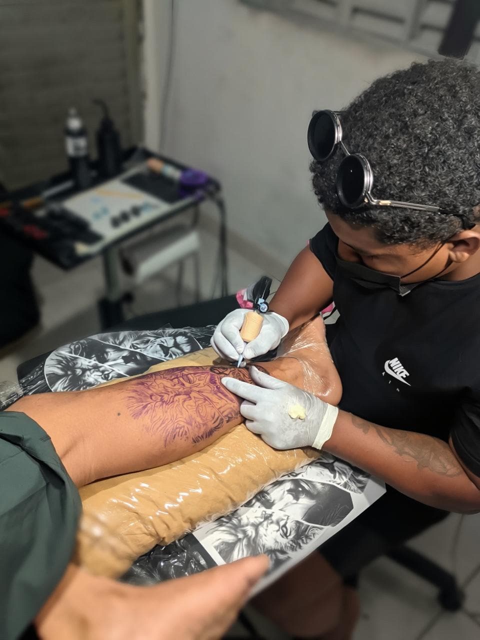 Jean Jesus tatuando em sessão de estúdio